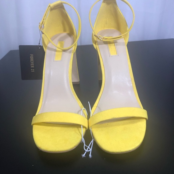 BRAND NEW Strapped Block Heels - Picture 6 of 6